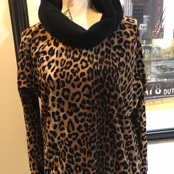 EUC Women’s Velour Leopard Print Pullover Sweater - Picture 4 of 10